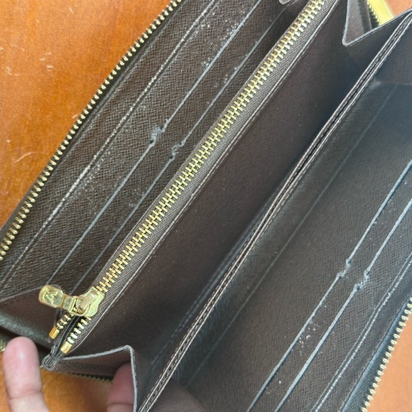 LOUIS VUITTON Damier Ebene Zippy Wallet
Long Wallet CA3112 - Picture 10 of 15
